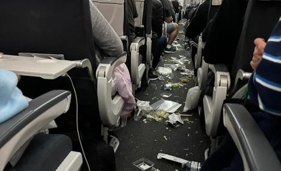 Forte turbulência espalha alimentos e bebidas por cabine de avião