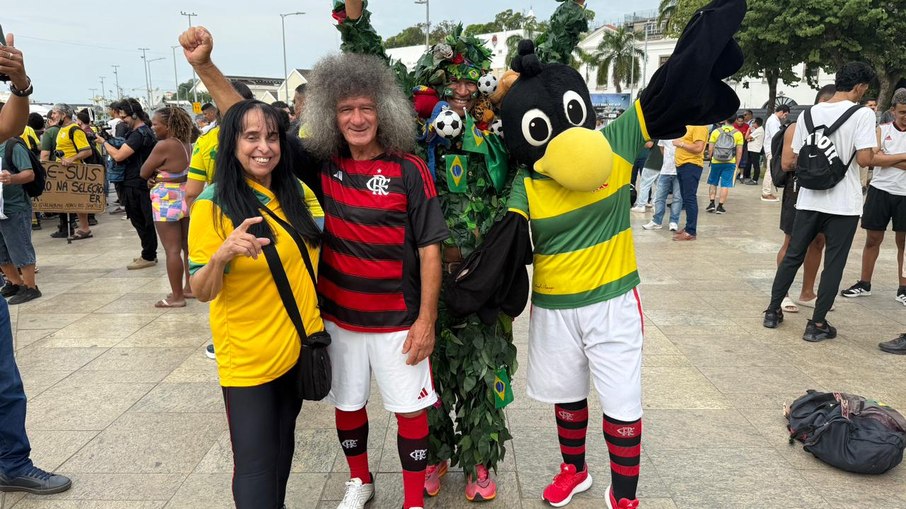 Torcedores ilustres do Flamengo se reúnem em frente ao Museu do Amanhã