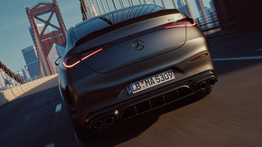 Difusor e quatro ponteiras redondas de escapamento destacam a traseira do GLC 53 Coupé.