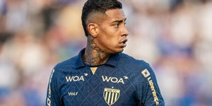 Sem clube, Alef Manga faz pré-temporada em meio a sondagens