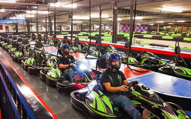 Por menos de US$ 20 você pode correr de kart e ainda aproveitar outras atividades no Andretti Indoor Karting & Games