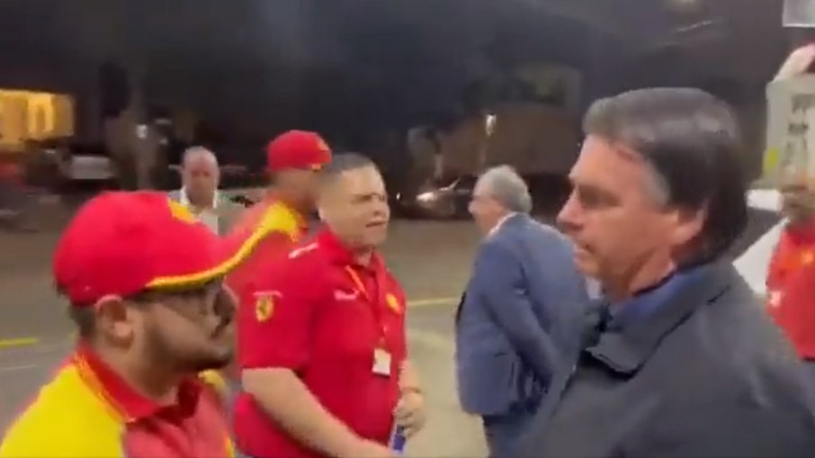 Bolsonaro chega de surpresa em posto de combustível em SP