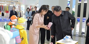 Vivo? Kim Jong-un surge em público e espanta boatos de morte