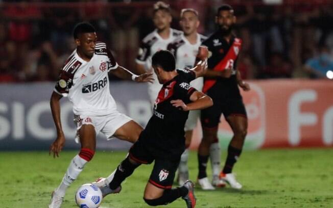 Flamengo se despede do Brasileirão com atuação pífia e derrota para o Atlético-GO