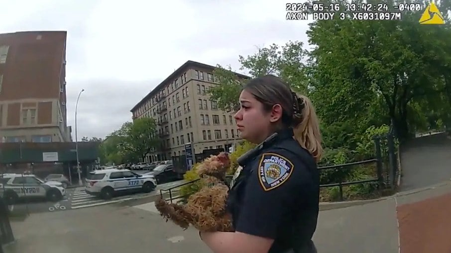Kelsey Garcia, oficial da polícia de Nova York, não conteve o choro ao segurar o cãozinho sangrando em seus braços