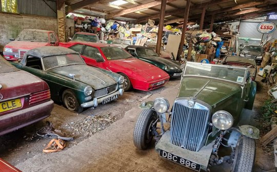 Mais de 200 carros clássicos esquecidos são achados em celeiros