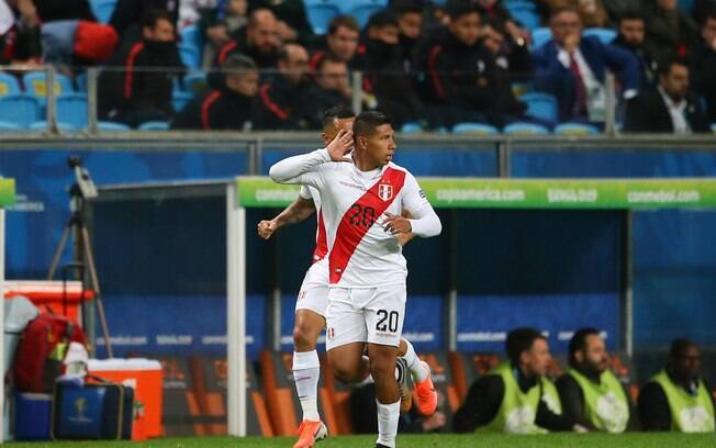 Flores marcou o primeiro gol do Peru contra o Chile