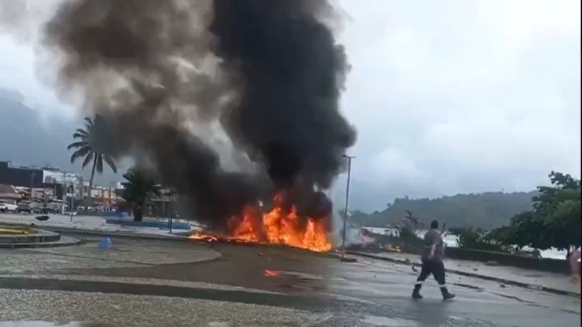 Avião de pequeno porte caiu na praia de Ubatuba (SP) nesta quinta (9)