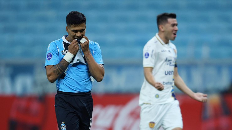 Gr%C3%AAmio%20vence%20Sportivo%20Luque%C3%B1o%2C%20mas%20avan%C3%A7a%20em%202%C2%BA%20fase