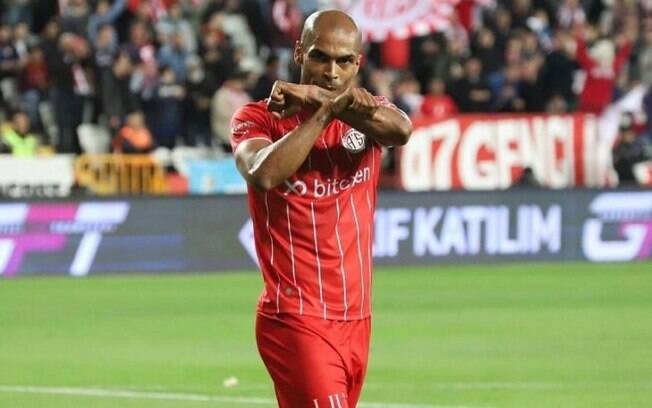 Naldo marca, e Antalyaspor vence por 4 a 1 no Campeonato Turco