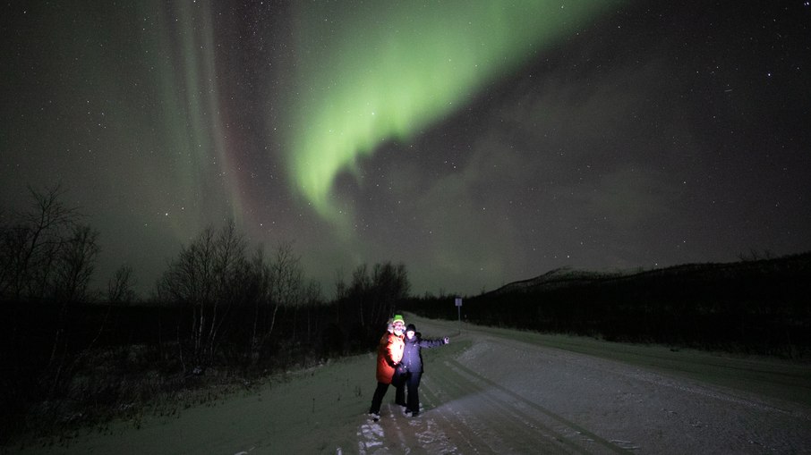 Natascha Ronconi no meio da aurora boreal