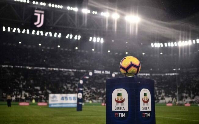 Clubes do Campeonato Italiano vão avaliar medidas devido ao aumento de casos do Covid-19 no país