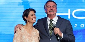 "Nunca vi dormir tanto", diz Michelle a Bolsonaro após eleição
