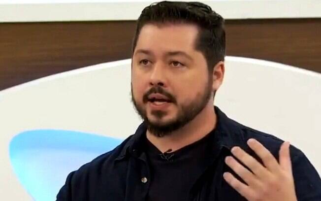 Atila Iamarino explica, no Twitter, sobre cabines de desinfecção Atila Iamarino explica, no Twitter, sobre cabines de desinfecção