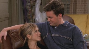 Jennifer%20Aniston%20lembra%20um%20ano%20da%20morte%20de%20Matthew%20Perry%20em%20homenagem%20na%20web