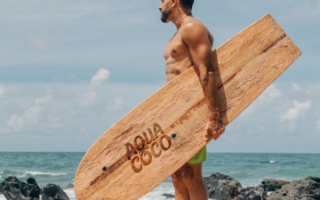 Italo Ferreira surfa em prancha de coqueiro para Aquacoco