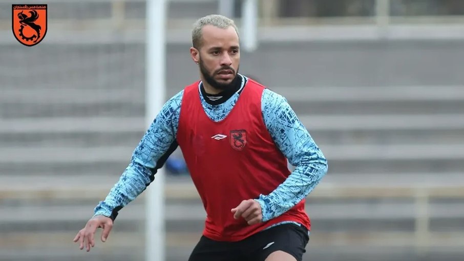 Jair Tavares passou por diferentes clubes do futebol europeu Jair Tavares passou por diferentes clubes do futebol europeu