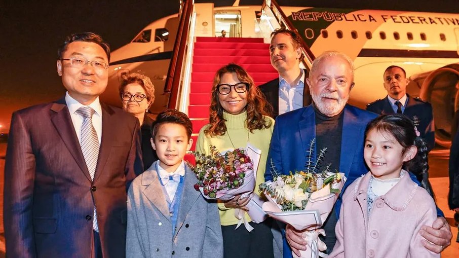 Presidente Lula e comitiva desembarcam em Xangai, durante viagem à China