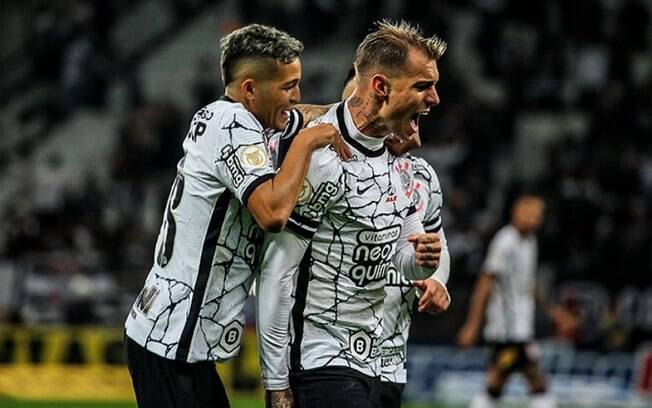 Após hat-trick, torcedores do Corinthians exaltam Roger Guedes na web