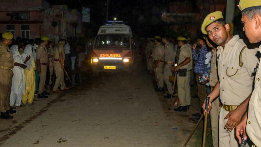 Uma ambulância transporta os mortos em um tumulto durante um sermão em Hathras, no estado indiano de Uttar Pradesh, em 2 de julho de 2024