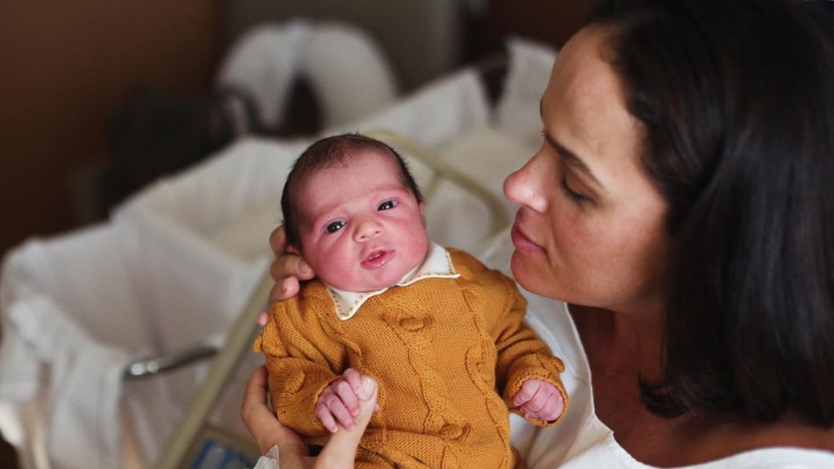 Juliano Cazarré publica registro da esposa com o filho recém-nascido