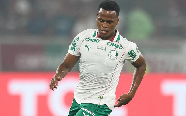 Arias em disputa de bola no duelo entre Fluminense x Palmeiras Arias em disputa de bola no duelo entre Fluminense x Palmeiras