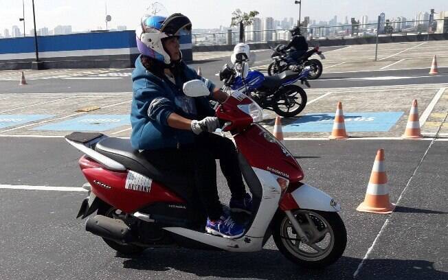 Curso de pilotagem pode ser feito por homens e mulheres, habilitados ou não, que querem aprender a conduzir a moto