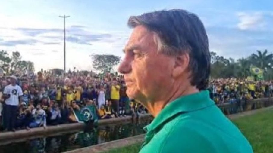 Bolsonaro acena para apoiadores no Palácio do Alvorada (11.12.2022)