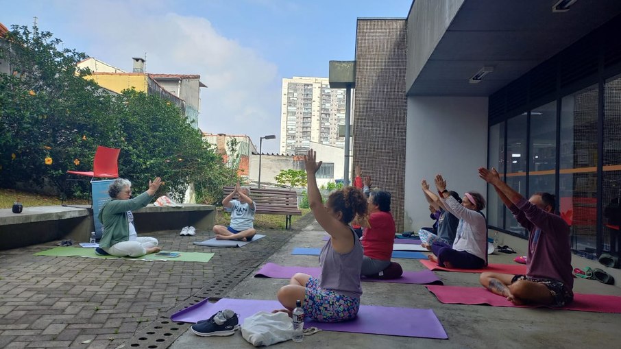 Aula matinal gratuita com a professora Solange Naad Avtar Kaur