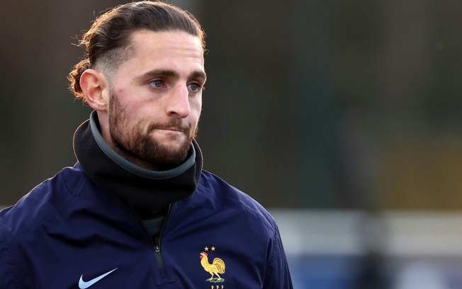 O meia da seleção francesa e do OM Adrien Rabiot em Clairefontaine, em 17 de março de 2025 O meia da seleção francesa e do OM Adrien Rabiot em Clairefontaine, em 17 de março de 2025