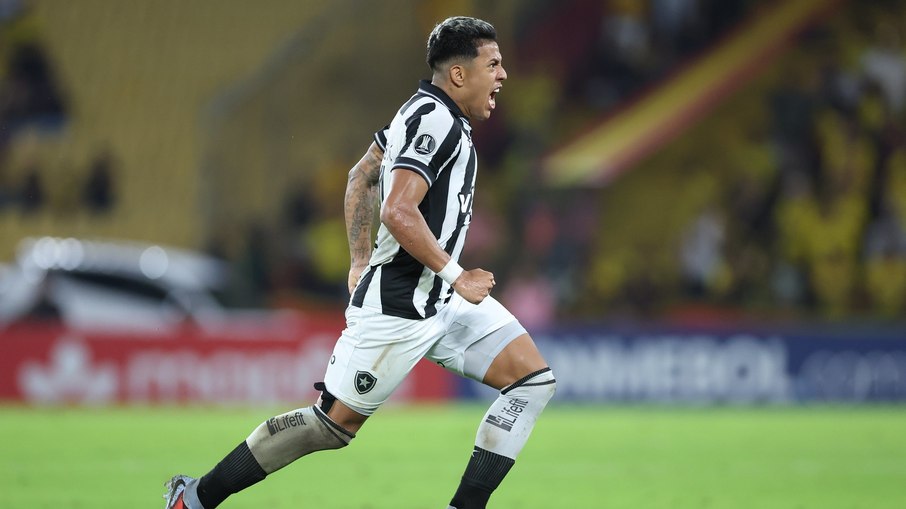 Matheus Martins comemora o gol de empate do Botafogo diante do Barcelona Matheus Martins comemora o gol de empate do Botafogo diante do Barcelona