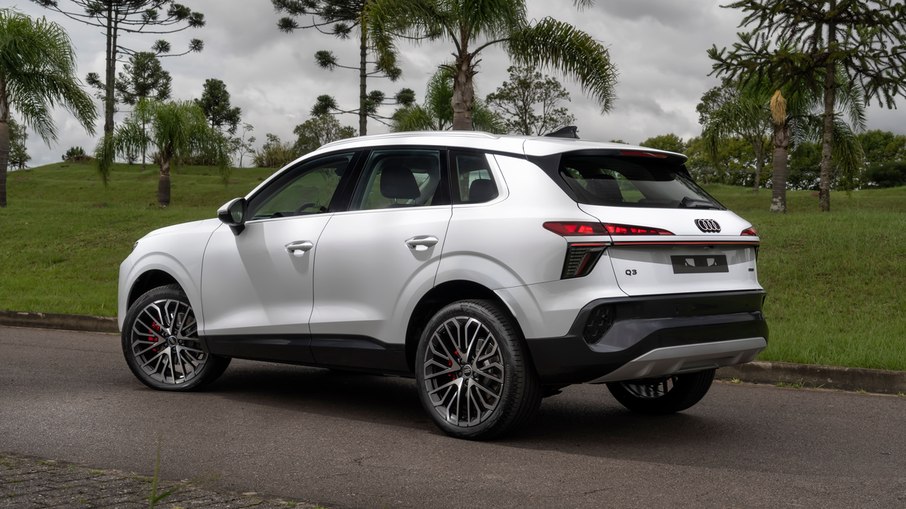Novo Audi Q3 apresenta traseira redesenhada e proporções mais robustas
