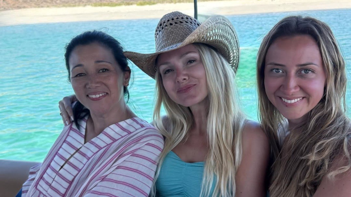 Eliana%20curte%20f%C3%A9rias%20com%20as%20amigas%20e%20chama%20aten%C3%A7%C3%A3o%20no%20M%C3%A9xico