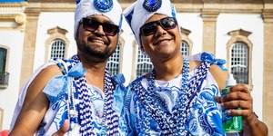 Filhos de Gandhy trocam colares por beijo em Salvador