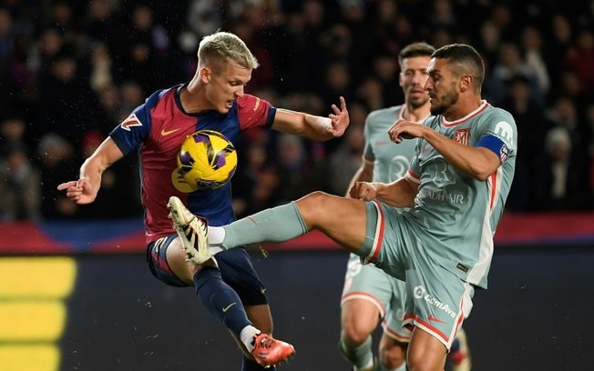 Dani Olmo (E) briga pela bola com Koke durante a derrota do Barcelona para o Atlético de Madrid por 2 a 1, no dia 21 de dezembro, pelo Campeonato Espanhol