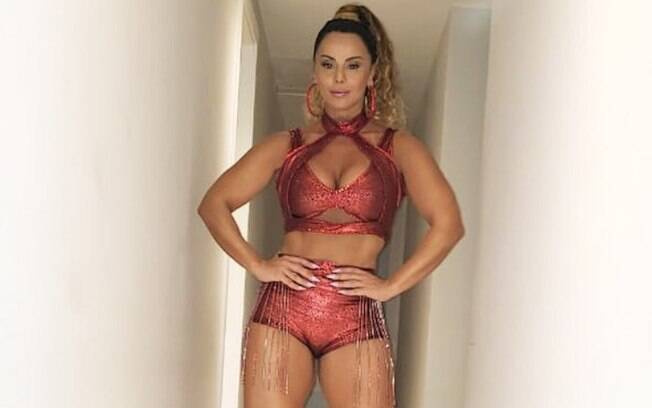 Viviane Araújo mostra samba no pé em ensaio de rua da Salgueiro viviane araujo