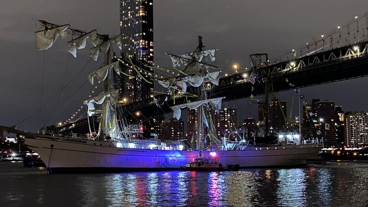 Navio%20da%20Marinha%20mexicana%20bate%20na%20ponte%20do%20Brooklyn%2C%20em%20NY