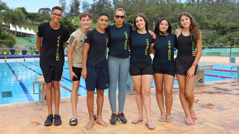 Fernanda, ao centro, com alguns dos atletas da equipe competitiva