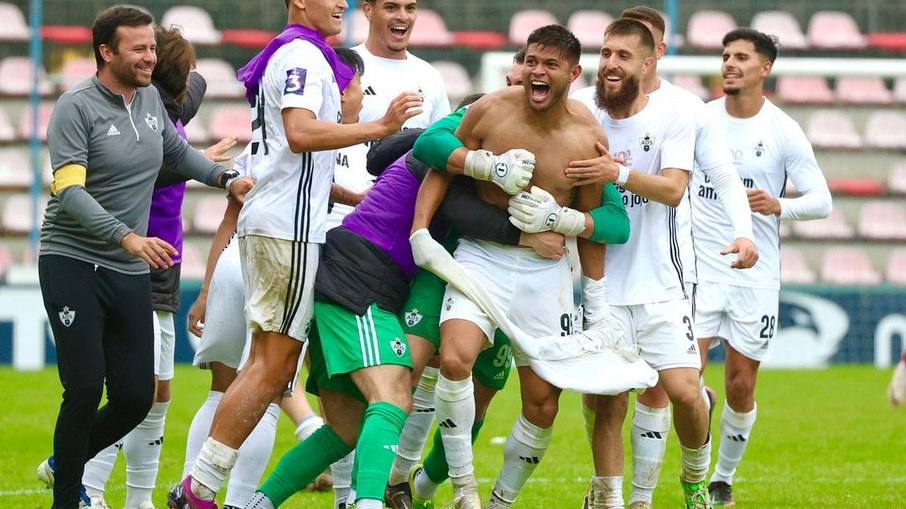 Atacante ex-Corinthians e Cruzeiro vira sensação em Portugal após golaço do meio-campo e sonha com prêmio Puskas