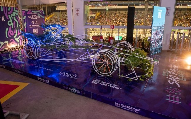 Prefeito de São Paulo visita show car da Fórmula E em camarote no Anhembi