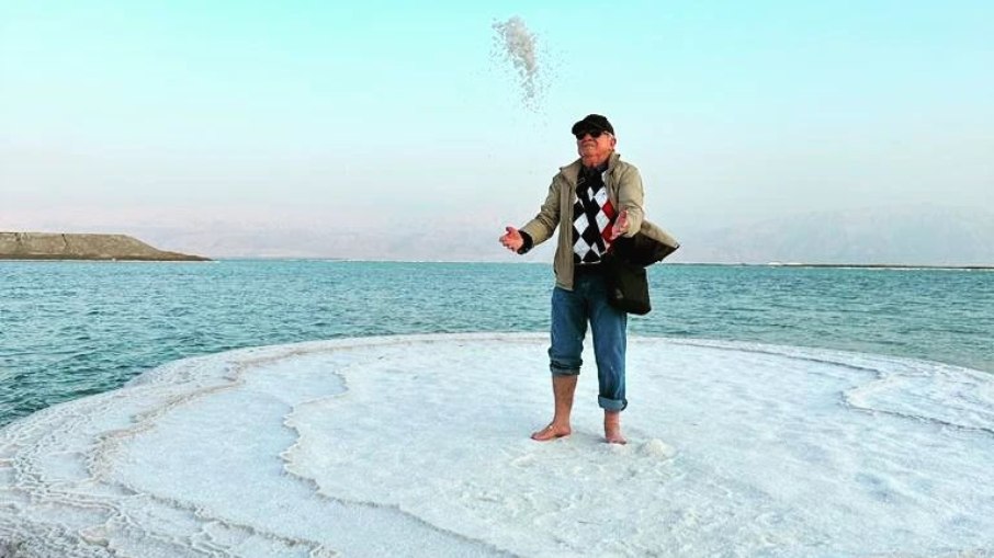 Turista em praia do sul do Mar Morto