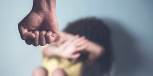 Pedidos de "pizza" e "dipirona" viram alerta de agressão à mulher