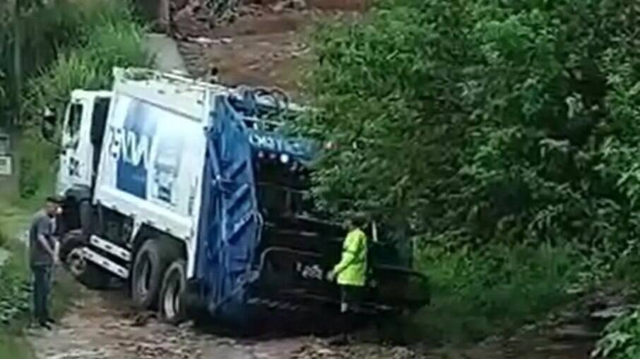 Caminhão de lixo ficou atolado após chuvas em Campinas.
