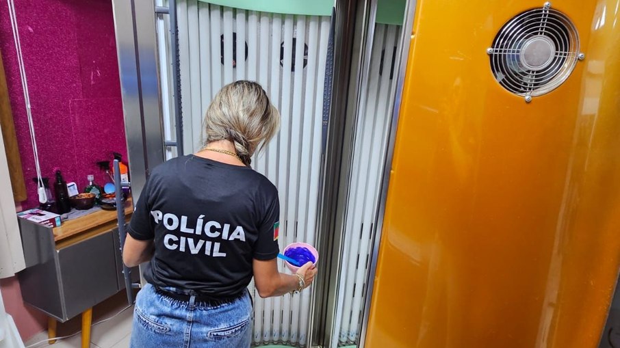 Polícial cumpre mandado de busca e apreensão na clínica