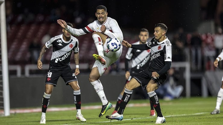Brasileiro%20volta%20esvaziado%20e%20com%20briga%20de%20gigantes%20contra%20o%20Z4