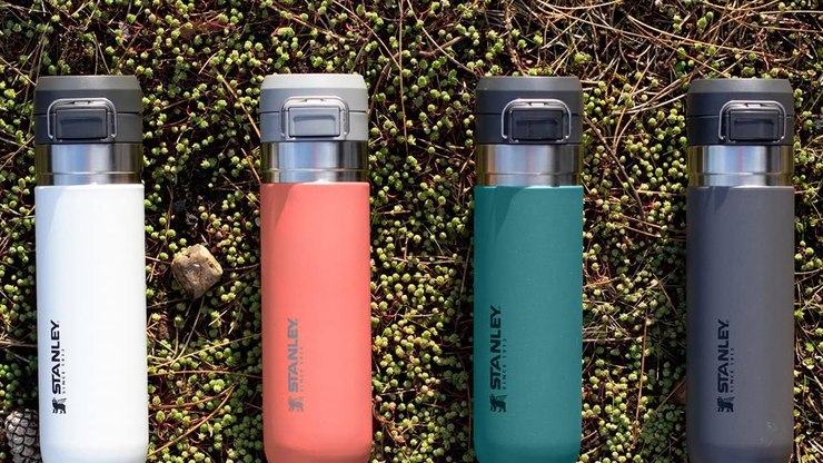 Garrafa térmica Stanley é a sensação do ano e surge em oferta