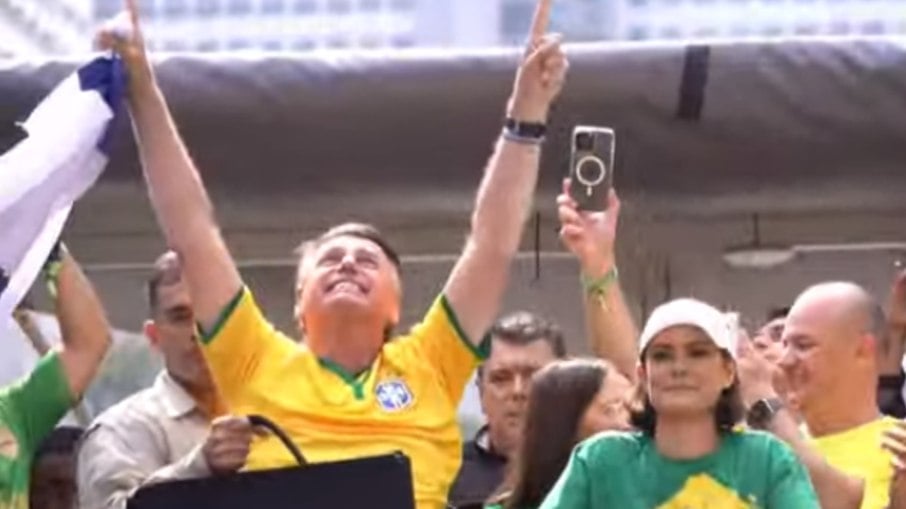 Bolsonaro sobe em trio ao lado da esposa, Michelle Bolsonaro