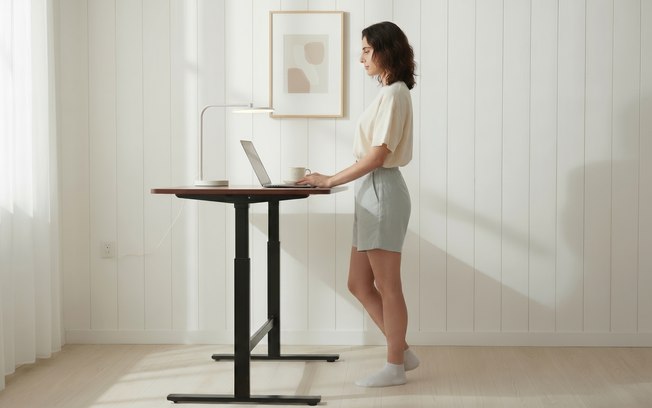 Trabalho híbrido impulsiona a busca por mesas ergonômicas