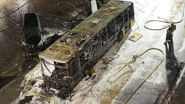 Incêndio criminoso em ônibus mata 6 pessoas