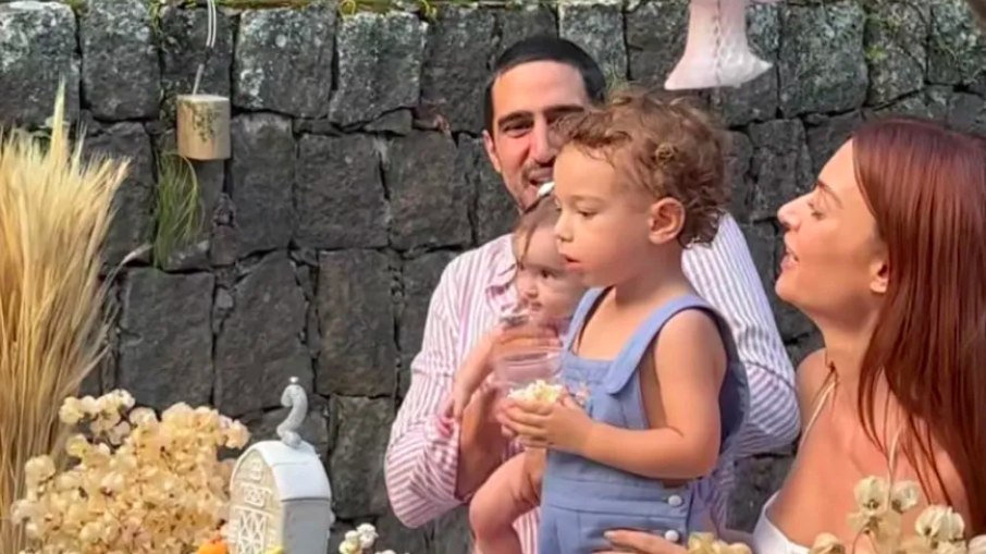 Thaila Ayala e Renato Góes comemoram aniversário de 2 anos do filho